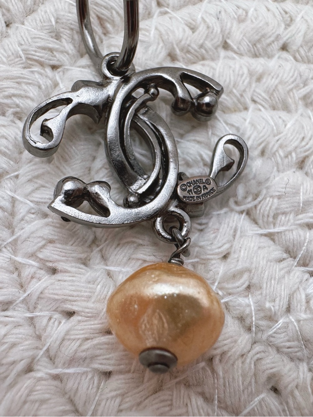 Chanel vintage gunmetal-toned earrings with CC logo and pearl drops - Picture 6 of 8